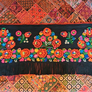 Színes virágos,  fekete gyapjúnemez, vintage virágos falikép, mérete 153/60 cm. - otthon & életmód - dekoráció - kép & falikép - vászonkép - Meska.hu