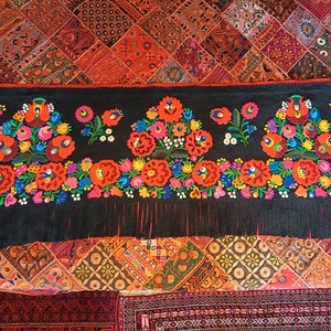 Színes virágos,  fekete gyapjúnemez, vintage virágos falikép, mérete 153/60 cm. - otthon & életmód - dekoráció - kép & falikép - vászonkép - Meska.hu