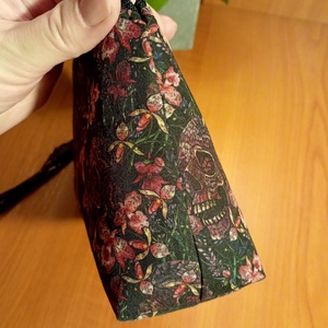 Koponyás-virágos mintás neszeszer - táska & tok - neszesszer - Meska.hu