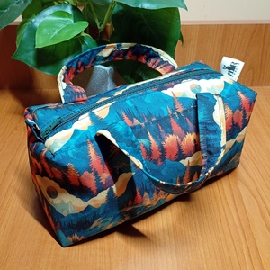 Erdők-hegyek mintás füles neszeszer, Táska & Tok, Neszesszer, Varrás, Ebben a közepes méretű neszeszerben kényelmesen elférnek apróbb tisztasági kellékek, de akár tollta..., MESKA