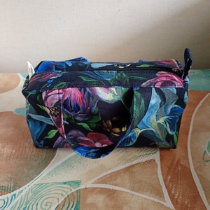 Sötét virágos füles neszeszer - táska & tok - neszesszer - Meska.hu