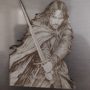 Aragorn - Gyűrűk ura hűtőmágnes, Otthon & Életmód, Konyhafelszerelés, tálalás, Konyhai dekoráció, Hűtőmágnes, Famegmunkálás, Gravírozás, pirográfia, Gyűrűk Ura Aragorn fa hűtőmágnes – egyedi, részletgazdag kivitel!

7,5 × 6 cm méretű, minőségi fábó..., MESKA