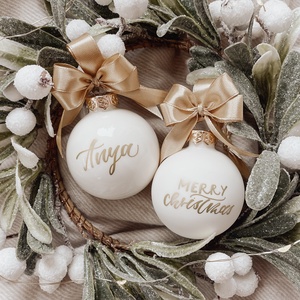 Egyedi feliratú karácsonyi üveggömb - törtfehér fényes - karácsony - karácsonyi lakásdekoráció - karácsonyfadíszek - Meska.hu