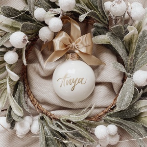 Egyedi feliratú karácsonyi üveggömb - törtfehér fényes, Karácsony, Karácsonyi lakásdekoráció, Karácsonyfadíszek, Festett tárgyak, Fotó, grafika, rajz, illusztráció, MESKA