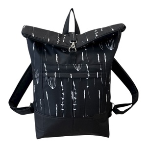 #HMV5 Fekete fehér virágos mintás vízhatlan rolltop hátizsák - táska & tok - laptoptáska, laptop hátizsák - Meska.hu