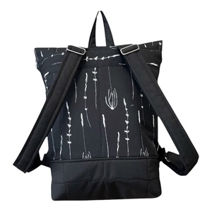 #HMV5 Fekete fehér virágos mintás vízhatlan rolltop hátizsák - táska & tok - laptoptáska, laptop hátizsák - Meska.hu