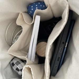 #HMV30 Blaur fekete alapon piros virágos vízhatlan rolltop hátizsák  - táska & tok - laptoptáska, laptop hátizsák - Meska.hu