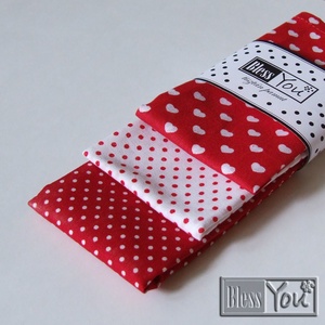 Megérkeztem! Babaköszöntő ajándék kislányoknak, piros pöttyös kendő, szívekkel -  - Meska.hu