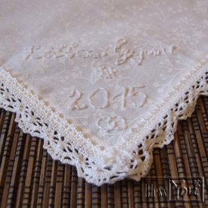 Megérkeztem! Babaköszöntő ajándék kislányoknak, piros pöttyös kendő, szívekkel -  - Meska.hu