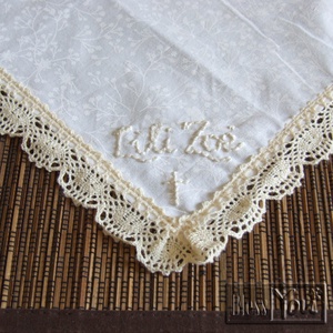 Névre szóló hímzett zsebkendő keresztelőre, fehér, pamutcsipkével -  - Meska.hu
