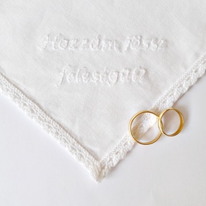 Hozzám jössz feleségül? Lánykérő ajándék - hímzett csipkés zsebkendő - esküvő - kiegészítők - gyűrűtartó & gyűrűpárna - Meska.hu