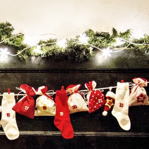 PIROS-FEHÉR klasszikus adventi naptár füzér, 24 darabos kalendárium - karácsonyi dekoráció ingyen szállítással - karácsony - adventi díszek - adventi naptár - Meska.hu