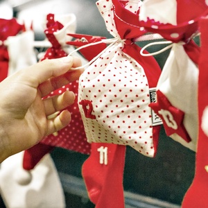 PIROS-FEHÉR klasszikus adventi naptár füzér, 24 darabos kalendárium - karácsonyi dekoráció ingyen szállítással - karácsony - adventi díszek - adventi naptár - Meska.hu