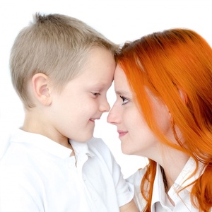 Anyák napi hímzett csipkés zsebkendő - egyedi felirattal kérhető személyes ajándék, Esküvő, Emlék & Ajándék, Szülőköszöntő ajándék, Varrás, Hímzés, MESKA