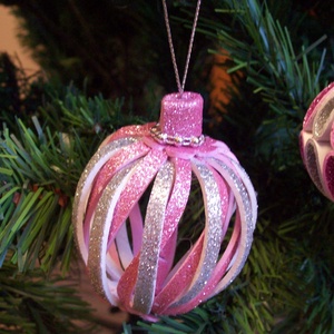 Különleges karácsonyfadísz - rózsaszín-ezüst, keresztezett gömb - karácsony - Meska.hu