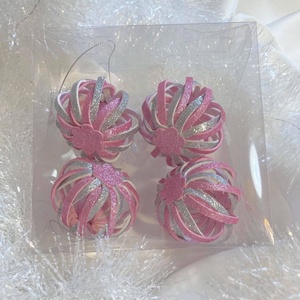 Különleges karácsonyfadísz - rózsaszín-ezüst, keresztezett gömb - karácsony - Meska.hu