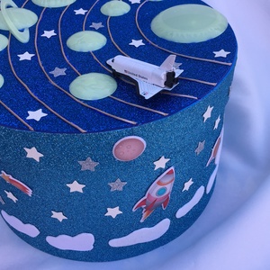 Szülinapi torta gyerekeknek- űrhajós, világító bolygós - játék & sport - babalátogató ajándékcsomag - Meska.hu