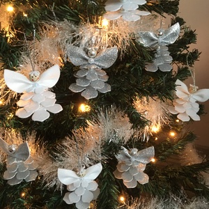 Virág formájú gyöngyös angyalka glitteres dekorgumiból - karácsony - karácsonyi lakásdekoráció - karácsonyfadíszek - Meska.hu