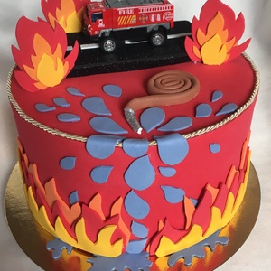 Óvodai kínáló torta szülinapra - levehető tűzoltó autó matchboxxal, Játék & Sport, Babalátogató ajándékcsomag, Mindenmás, MESKA