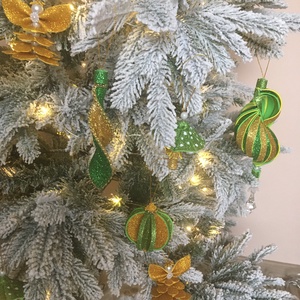 Zöld-arany csillogó karácsonyfadíszek glitteres dekorgumiból  - karácsony - karácsonyi lakásdekoráció - karácsonyfadíszek - Meska.hu