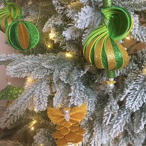 Zöld-arany csillogó karácsonyfadíszek glitteres dekorgumiból  - karácsony - karácsonyi lakásdekoráció - karácsonyfadíszek - Meska.hu