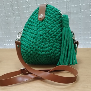 Lily � háromszög alakú horgolt táska állítható vállpánttal - táska & tok - kézitáska & válltáska - kézitáska - Meska.hu