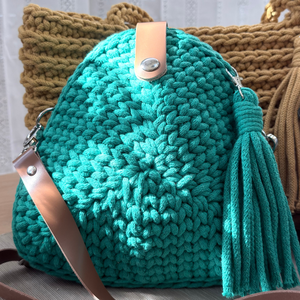 Lily � háromszög alakú horgolt táska állítható vállpánttal - Meska.hu