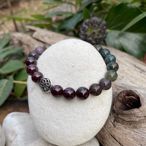 Együttérzés-Gránát-indiai achát karkötő végtelen csomó köztessel - ékszer - karkötő - gyöngyös karkötő - Meska.hu