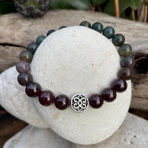 Együttérzés-Gránát-indiai achát karkötő végtelen csomó köztessel - ékszer - karkötő - gyöngyös karkötő - Meska.hu