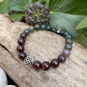 Együttérzés-Gránát-indiai achát karkötő végtelen csomó köztessel - ékszer - karkötő - gyöngyös karkötő - Meska.hu