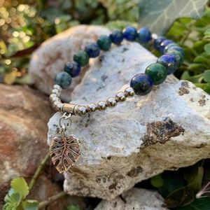 Indigókék-smaragdzöld csoda-Azurit ásványkarkötő fém gyöngyökkel és levél medállal, Ékszer, Karkötő, Ásványkarkötő, Ékszerkészítés, Gyöngyfűzés, gyöngyhímzés, MESKA
