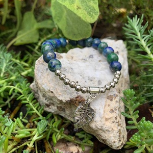 Indigókék-smaragdzöld csoda-Azurit ásványkarkötő fém gyöngyökkel és levél medállal - ékszer - karkötő - ásványkarkötő - Meska.hu
