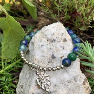Indigókék-smaragdzöld csoda-Azurit ásványkarkötő fém gyöngyökkel és levél medállal - ékszer - karkötő - ásványkarkötő - Meska.hu