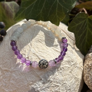 Gyógyír-Ametiszt ásványkarkötő holdkővel és végtelen csomó köztessel - ékszer - karkötő - ásványkarkötő - Meska.hu