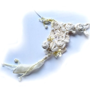 Shabby chic stílusú, ekrü színű csipke, selyem rózsás, gyöngyös nyakék - ékszer - nyaklánc - statement nyaklánc - Meska.hu