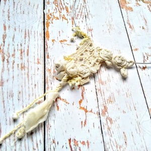 Shabby chic stílusú, ekrü színű csipke, selyem rózsás, gyöngyös nyakék - ékszer - nyaklánc - statement nyaklánc - Meska.hu
