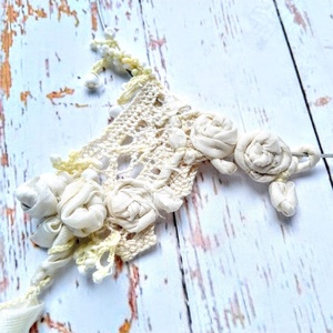 Shabby chic stílusú, ekrü színű csipke, selyem rózsás, gyöngyös nyakék - ékszer - nyaklánc - statement nyaklánc - Meska.hu