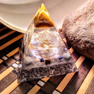 ORGONIT ragyogás piramis, méregtelenítő turmalin, lapis lazuli, hegyi kristály, aventurin ásványból és gyantából -  - Meska.hu