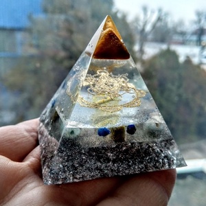 ORGONIT ragyogás piramis, méregtelenítő turmalin, lapis lazuli, hegyi kristály, aventurin ásványból és gyantából -  - Meska.hu