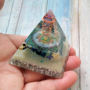 ORGONIT piramis hegyi kristály csúccsal, lapis lazuli, brazil azurit, dalmata jáspis ásványból és gyantából -  - Meska.hu