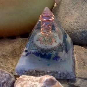 ORGONIT piramis hegyi kristály csúccsal, lapis lazuli, brazil azurit, dalmata jáspis ásványból és gyantából -  - Meska.hu