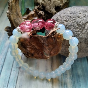 Boldog beteljesedés tejopál és vörös turmalin ásvány karkötő - ékszer - karkötő - bogyós karkötő - Meska.hu