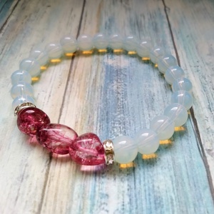 Boldog beteljesedés tejopál és vörös turmalin ásvány karkötő - ékszer - karkötő - bogyós karkötő - Meska.hu