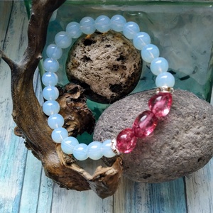 Boldog beteljesedés tejopál és vörös turmalin ásvány karkötő - ékszer - karkötő - bogyós karkötő - Meska.hu