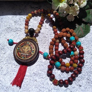 A meditáció mala, 108 szemes imafüzér, kézműves szantálfa medállal, ásványokkal, rudraksha bogyóval - otthon & életmód - dekoráció - spiritualitás - mala - Meska.hu