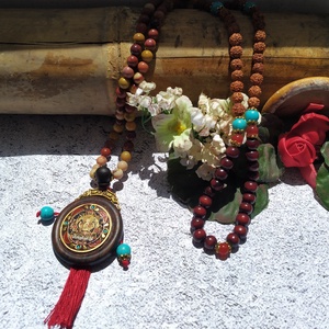 A meditáció mala, 108 szemes imafüzér, kézműves szantálfa medállal, ásványokkal, rudraksha bogyóval - otthon & életmód - dekoráció - spiritualitás - mala - Meska.hu