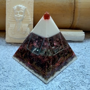 ORGONIT gyógyító spirituális energia piramis jade gömb csúccsal, rodonit, obszidián és achát ásvánnyal gyantába öntve - otthon & életmód - dekoráció - spiritualitás - orgonit piramis - Meska.hu
