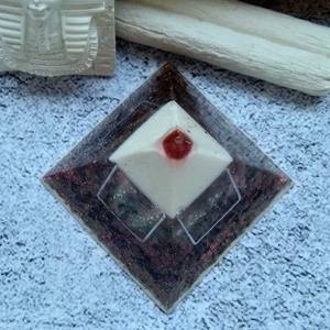 ORGONIT gyógyító spirituális energia piramis jade gömb csúccsal, rodonit, obszidián és achát ásvánnyal gyantába öntve - otthon & életmód - dekoráció - spiritualitás - orgonit piramis - Meska.hu