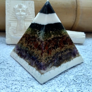 ORGONIT fizikai jólét, energetizáló piramis sungit csúccsal, olivin, obszidián és ametiszt ásvánnyal gyantába öntve - otthon & életmód - dekoráció - spiritualitás - orgonit piramis - Meska.hu