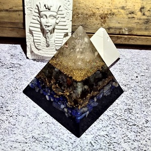 ORGONIT gazdagság és bőség piramis citrin csúccsal, réz reszelékkel, labradorit, szodalit, sungit ásvánnyal - otthon & életmód - dekoráció - spiritualitás - orgonit piramis - Meska.hu